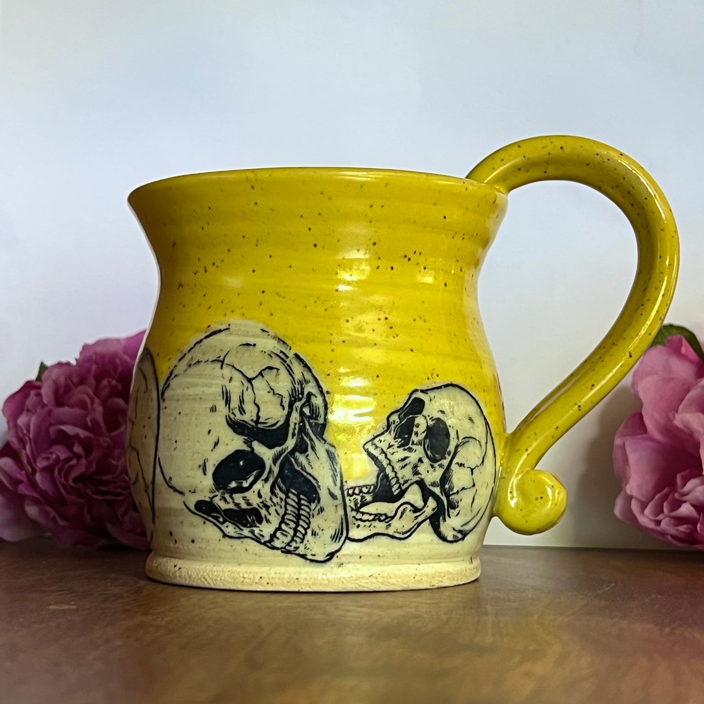 Med Yellow skull mug
